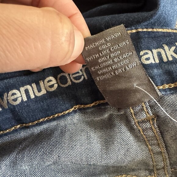 NEW Avenue Women’s Ankle Jeans Blue Plus Sz 26 High Rise Floral Embroidered - Picture 9 of 13